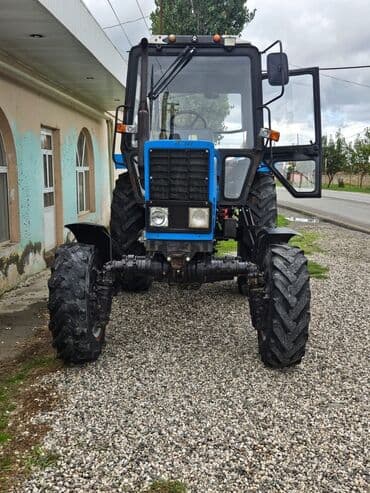 Belarus MTZ traktoru - Güclü ön və arxa təkərli, tam ölçülü kabinəli