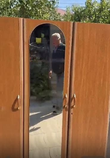 tek kravat: Taxta mebel dəsti - Çarpayılar: İki ədəd taxta çarpayı. Birində oyma — 3