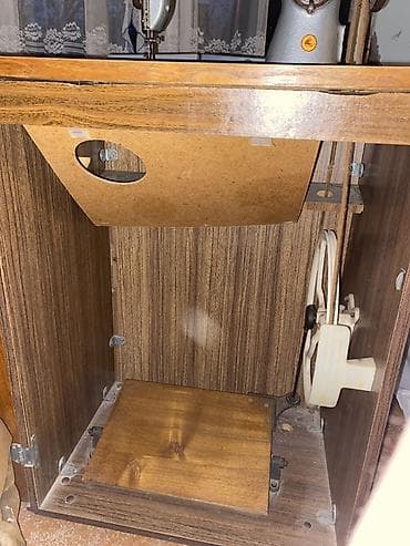 tikiş sexləri: Masaüstü tikiş maşını – pedalla idarə olunan model - Taxta kabinetli — 2