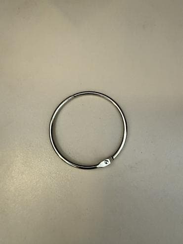 idman geyim: Paslanmayan poladdan dairəvi halqa bağlayıcı (snap ring/keyring stili) — 2