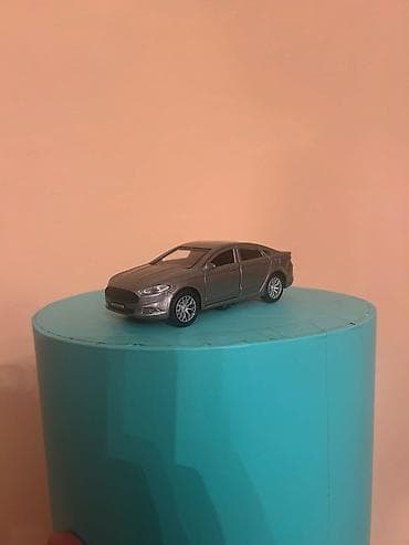 Metallik boz rəngdə sedan tipli oyuncaq avtomobil maketi. - Material