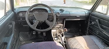 masin sat: VAZ 2106, ağ rəngli sedan. Xüsusiyyətlər: - 4 qapılı kuzov, klassik — 5