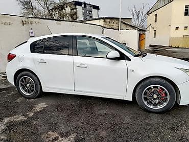 benzin baki: Chevrolet Cruze hatchback - Kuzov: 5 qapılı hatchback, ağ rəng - — 1