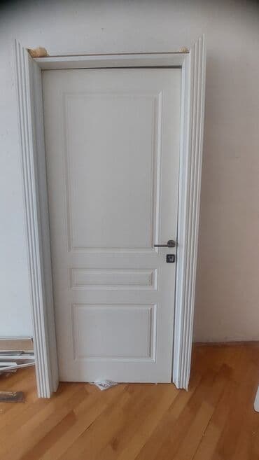 Döşəmə: Üsdən çıxma otaq qapıları satılır, 3 ədəddir, 2 si otaq qapısı, və 1 — 2