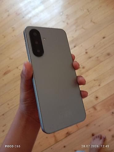 not 40 pro: Smartfon – boz/gümüş tonlu, düz kənarlı korpuslu model - Arxa panel — 1