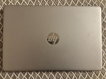 HP noutbuk – gümüşü alüminium korpus, tam ölçülü klaviatura və