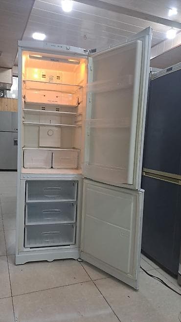 Alt kamera dondurucu ilə iki qapılı soyuducu - Aşağıda yerləşən