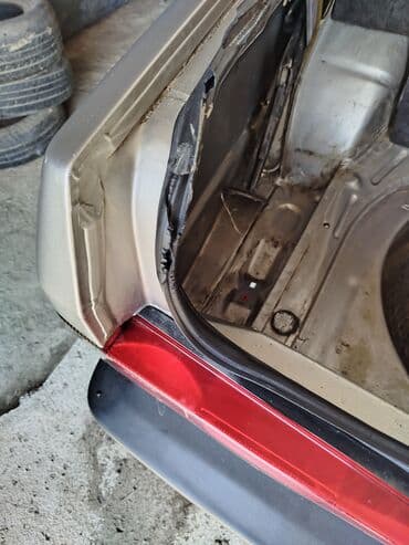 sarı tofas: Model: Tofas Şahin (sedan) Kuzov: 4 qapı, gümüşü rəng, qara bamperlər — 8