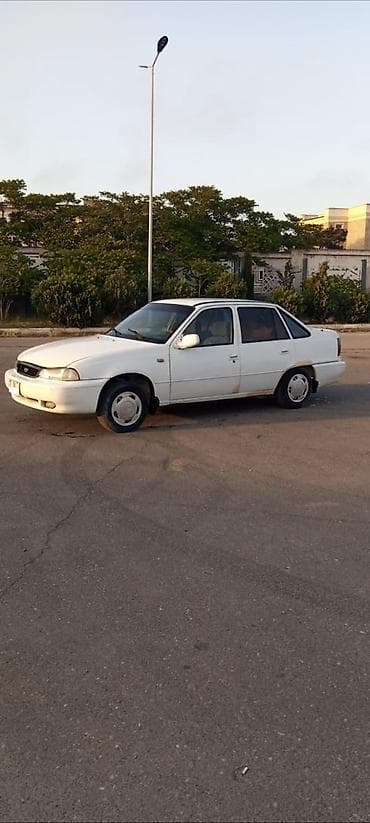 Model: Daewoo Nexia, ağ sedan Xüsusiyyətlər: - Kuzov: 4 qapılı sedan