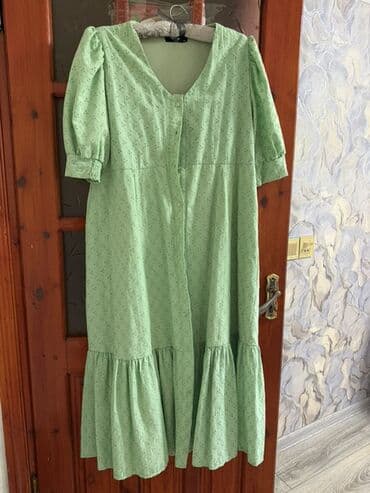 Yüngül yay paltarı – açıq yaşıl rəngdə, güpür/ajurlu naxışlı parça. -