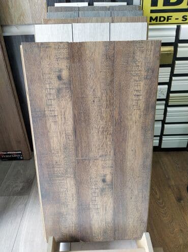 laminant usdasi: Taxta görünüşlü laminat döşəmə örtüyü. Zəngin qəhvəyi tonlara malikdir — 1