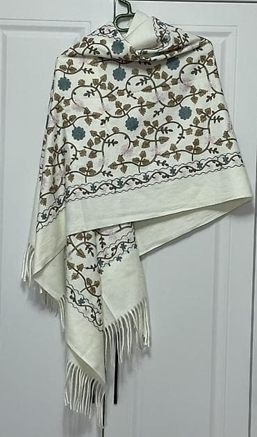 hicab paltar: Zərif naxışlı şal/şərf - Rəng: süd-ağ fon üzərində mavi, açıq çəhrayı — 1