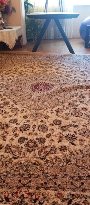 Ковролин: Klassik naxışlı xalça yuyulub
250x350 — 1