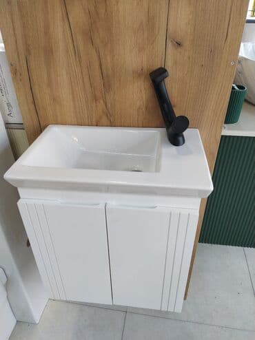 ucuz moyka: Ağ rəngli keramika lavabosu olan vanna otağı dolabı. Dolabın alt — 2