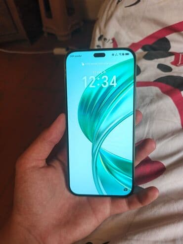 телефон fly evo: Yaşıl rəngdə müasir smartfon. Cihazın ekranında "dinamik ada" — 1