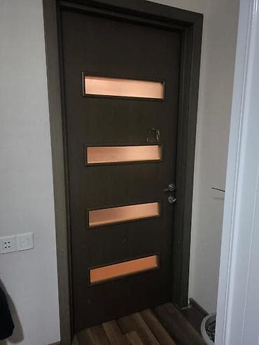 Otaq qapısı – MDF/laminat üslubunda, tünd qəhvəyi rəngdə. - Dizayn