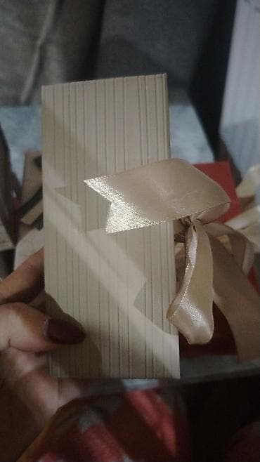 Mağaza avadanlığı: Etir mebeli və stolu ilə birlikdə magaza baglandıgı ucun satılır.Real — 7