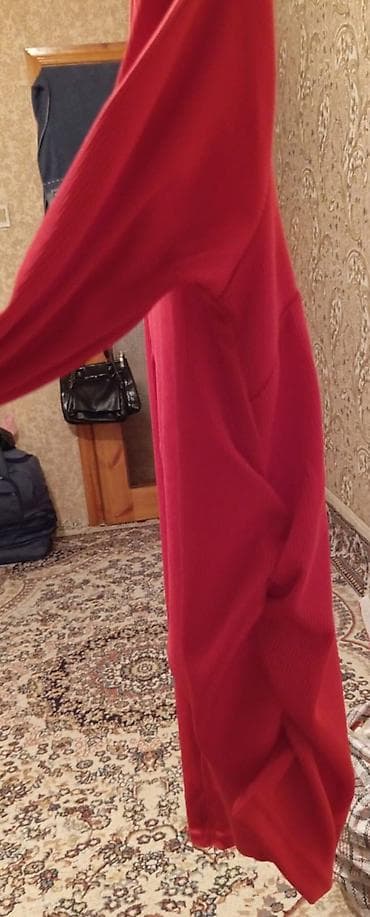 kətan paltar: Qadın uzunqollu bluz – parlaq qırmızı rəngdə. 1dəfə geyinilib o da — 3
