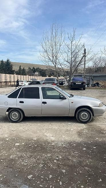 Daewoo: Daewoo Nexia sedan - Kuzov: 4 qapılı sedan, gümüşü rəng - Mühərrik və — 1
