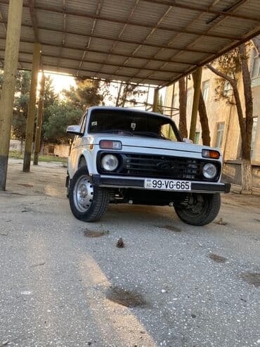 2004 2008 hyundai tucson ehtiyat hisseleri ve aksesuarları: Lada Niva 4x4, ağ rəng. Klassik kuzov dizaynı, yüksək klirens və tam — 2