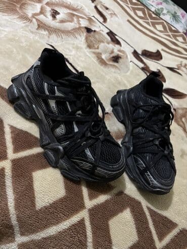 женские черные кроссовки: Qara rəngli idman ayaqqabısı - Stil: massiv altlıqla “chunky/sneaker” — 1