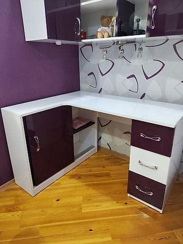 Oğlan və qız üçün, Yazı masası