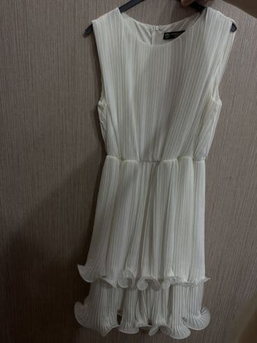 Cinslər: Ağ rəngli, plisəli qadın paltarı - Model: qolsuz, dairəvi yaxa - — 2