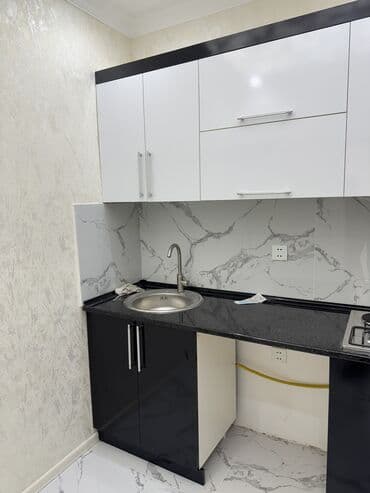 Bağ evi və bağ üçün hərşey: Mətbəx mebel dəsti – kompak tərtibat, ağ-qara dizayn - Üst dolablar — 1