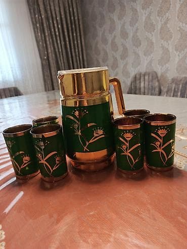 Yaşıl-qızılı dekorlu sürahi və stəkan dəsti hec islenmiyib siniqi
