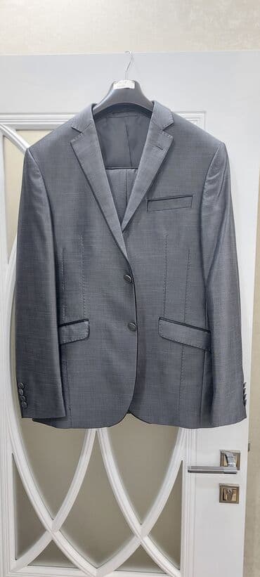 Kastyum. 1 ya 2 defe geyinilib. 50 razmer