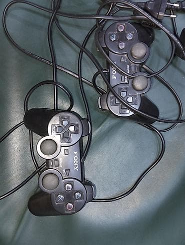 PlayStation 2 (PS2) komplekti - Konsol: Sony PlayStation 2 Slim (üst — 3