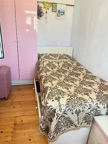 uşaq ucun divan: Uşaq yataq mebeli 700 Azn satılır.Matras verilir.Ünvan Hovsan — 2