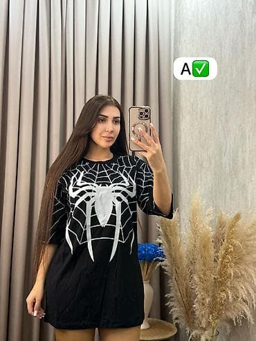 Qadın T-shirt kolleksiyası - Modellər: - Qara oversize T-shirt – ön