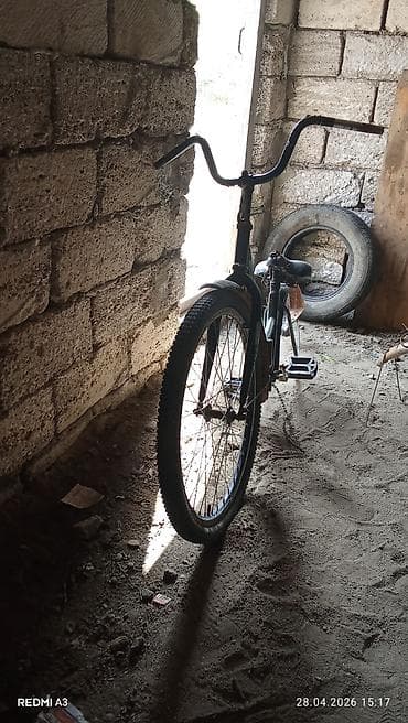 Şəhər və kənd yolları üçün klassik velosiped - Çərçivə: möhkəm polad