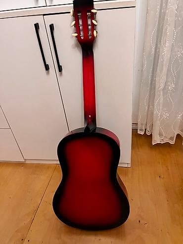 Bu gitara sərbəst öyrenmek üçün nəzərdə tutulan,classic gitardır — 2