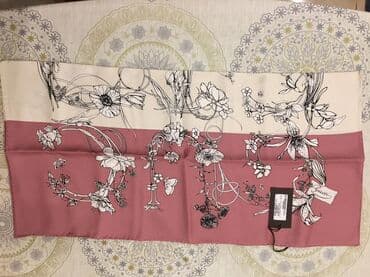 qadınlar üçün kaşemir şarflar: GUCCI ipək şərf - Model: Çiçəkli illustrasiyalı ipək şərf (etiket — 4