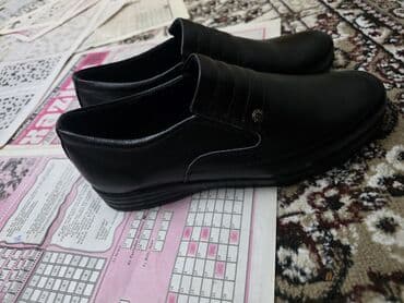 kisi botinkalari: Sandal brendi kişinin gündəlik/klassik slip-on ayaqqabıları . Ölçü — 2