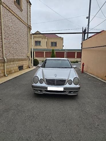 Mercedes-Benz E 220: 2.2 l | 2001 il Sedan