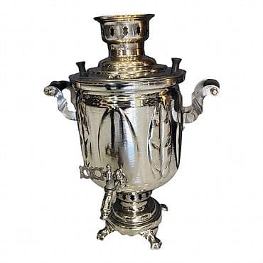 samovarlar: Klassik rus samovarı – metal gövdəli, dekorativ naxışlı dizayn. İsti — 1