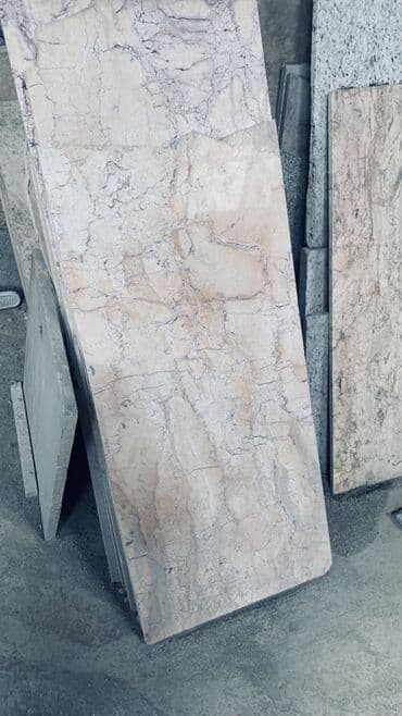 mərmər döşəmə: Fərqli ölçülərdə və çalarlarda mövcud olan mərmər plitələr müxtəlif — 2