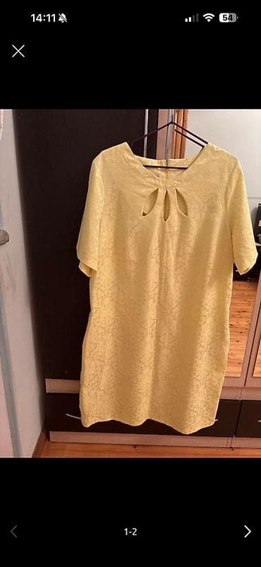 Sarı rəngli, dizüstü uzunluqda zərif don. Yumşaq parıldayan jacquard