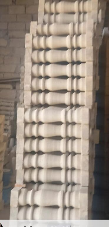 балясины из камня: Ağ rəngli, müxtəlif formalı və ölçülü dəmir-beton sütunlar. Bu — 44