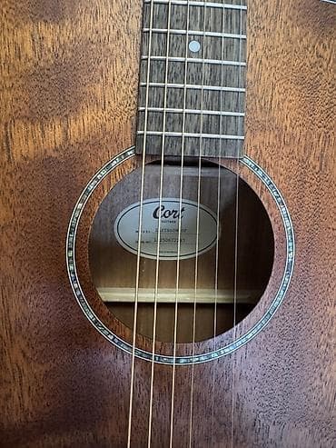 gitara balaca: Gitara tam orjinaldır. Meşə ağacı Cort marka. Üstündə orjinal Elixir — 3