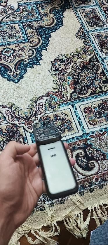 data modem sim card: HMD qapaqlı mobil telefon Xüsusiyyətlər: - Qapaqlı (flip) dizayn — 1