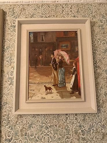 Divardan asılan iki klassik üslublu tablo. Biri göl kənarında romantik