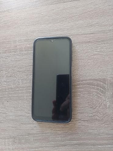 Smartfon – damla formalı ön kamera çıxıntısı olan tam ekranlı model