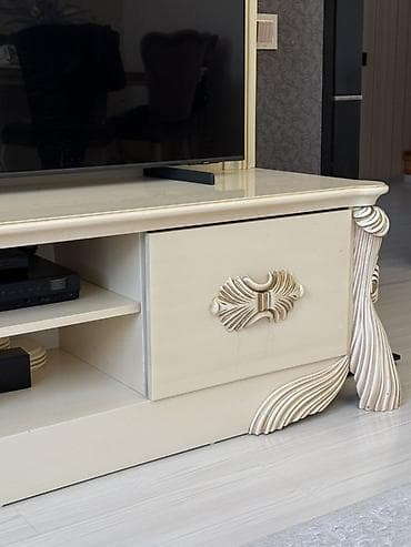 mebel qulpları: Düz TV altlığı, Polkalı — 2