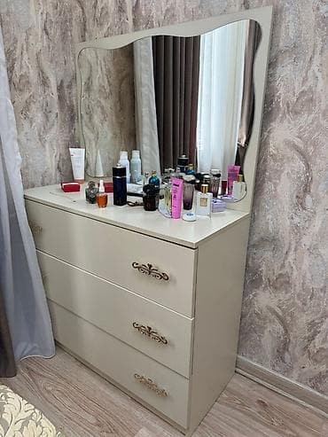 kamot: Krem rəngli yataq otağı mebel dəsti - Tərkib: güzgülü komod və 2 — 1