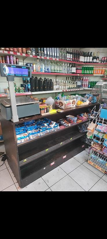 On terefi kassa ucun arxa terefi vitrin olan kassa.masasi satilir