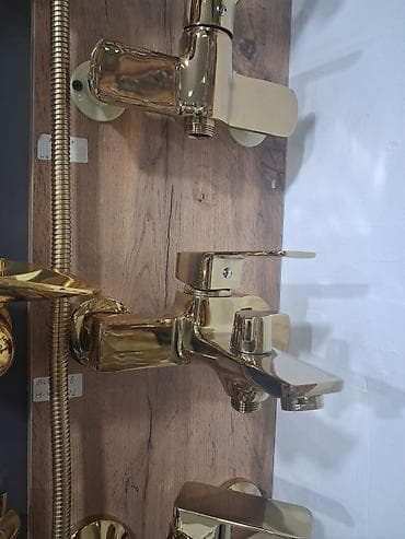 Qızılı rəngdə vanna/duş qarışdırıcısı - Material: metal gövdə, parlaq
